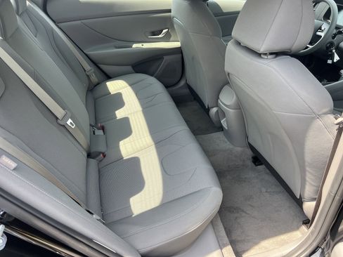 Used 2025 Hyundai Elantra SE image 18