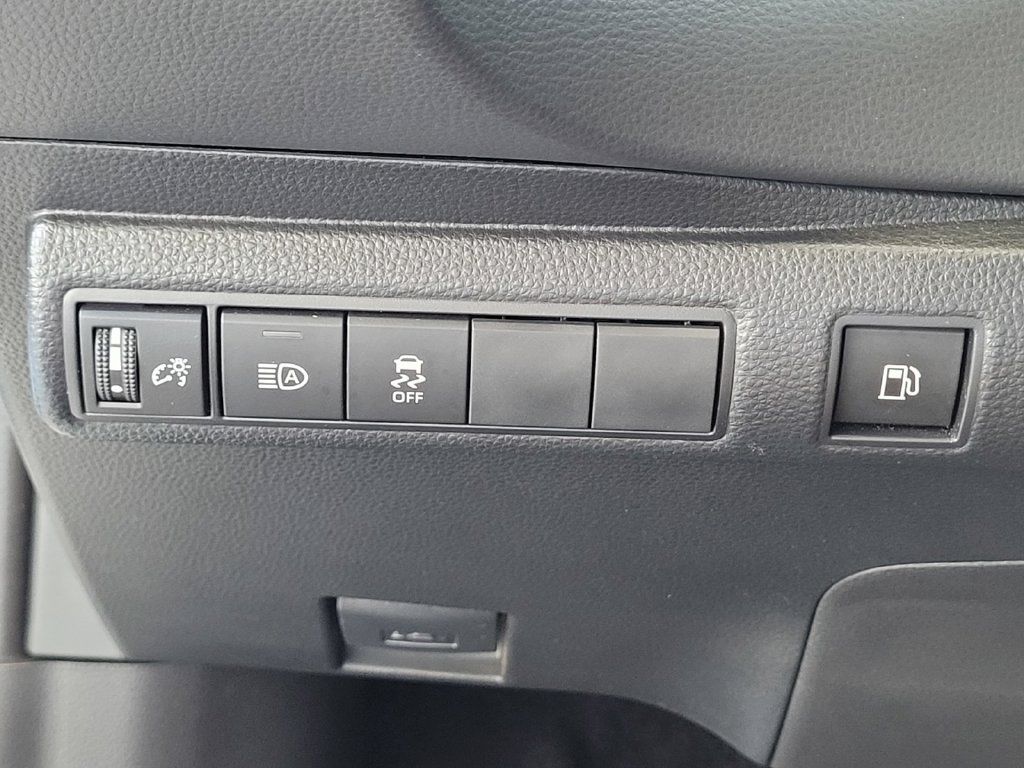 Used 2026 Toyota Corolla SE w/ SE Premium Package FWD image 10