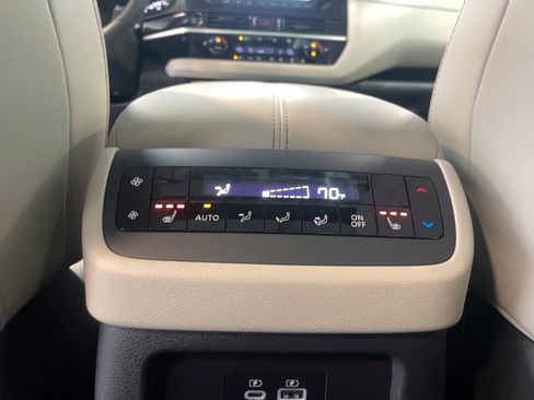 Used 2025 Nissan Pathfinder SL w/ SL Premium Package AWD/4WD image 8