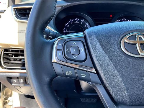 Used 2017 Toyota Avalon Limited image 22