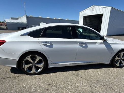 Used 2018 Honda Accord Touring image 3