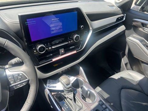 New 2026 Toyota Highlander Platinum AWD/4WD image 32