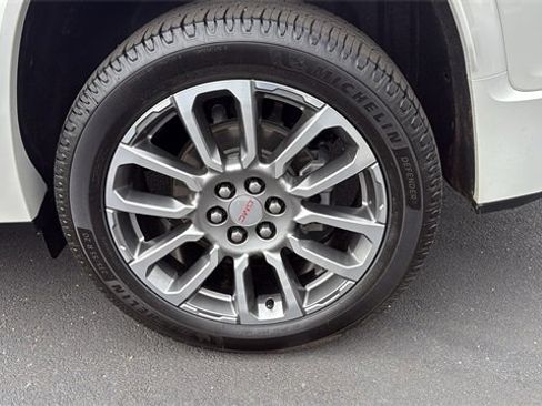 Used 2022 GMC Acadia Denali w/ Denali Technology Package image 10