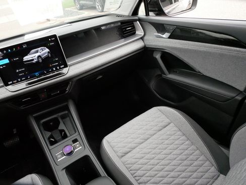 Certified 2025 Volkswagen Tiguan S AWD/4WD image 11