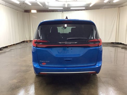 New 2027 Chrysler Pacifica Select FWD image 6