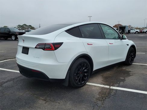 Used 2021 Tesla Model Y Long Range image 25