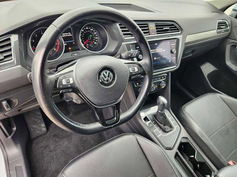 Used 2019 Volkswagen Tiguan SE w/ Panoramic Sunroof Package image 2