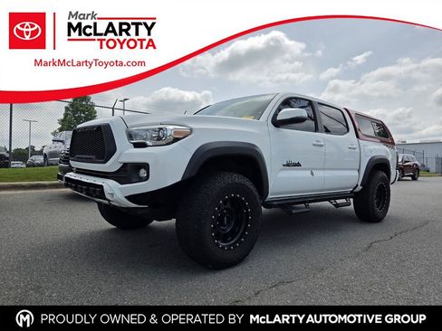 Used 2017 Toyota Tacoma TRD Off-Road AWD/4WD image 1