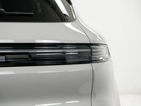 Used 2024 Porsche Cayenne AWD/4WD image 12