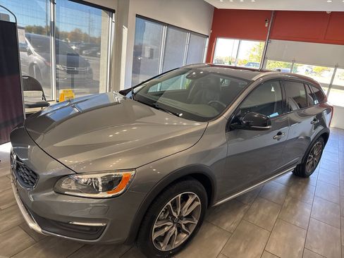 Used 2018 Volvo V60 T5 Cross Country Platinum image 9