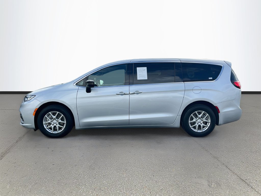 Used 2026 Chrysler Pacifica Select FWD image 4