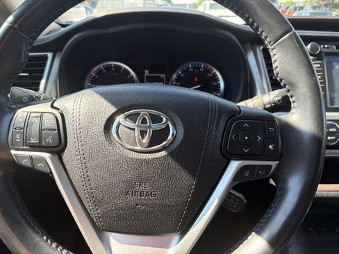 Used 2018 Toyota Highlander XLE AWD/4WD image 17