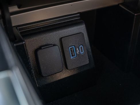 Used 2022 Ford Explorer XLT w/ Equipment Group 202A image 37