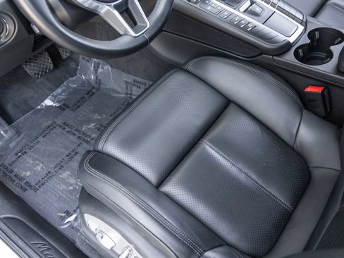 Certified 2021 Porsche Macan AWD/4WD image 31