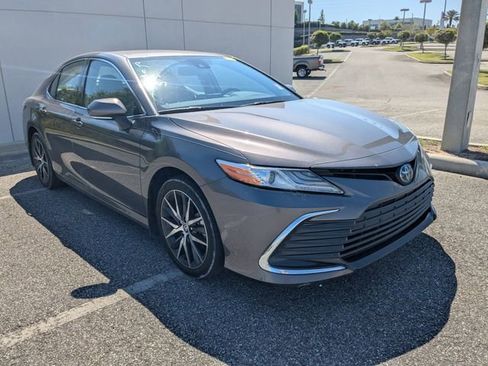 Used 2022 Toyota Camry XLE image 1