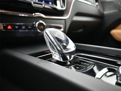 Used 2023 Volvo XC60 B5 Ultimate w/ Protection Package Premier image 12