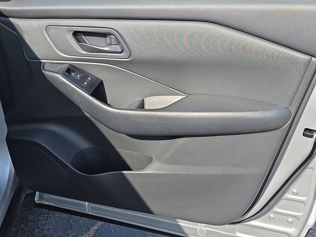 Used 2024 Nissan Rogue S AWD/4WD image 15