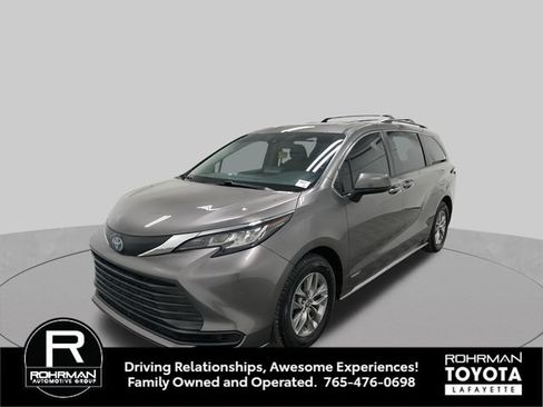 Used 2021 Toyota Sienna LE w/ LE Plus Package FWD image 1
