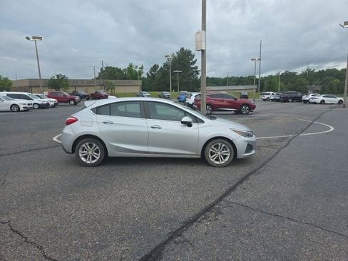 Used 2019 Chevrolet Cruze LT w/ Convenience Package FWD image 2