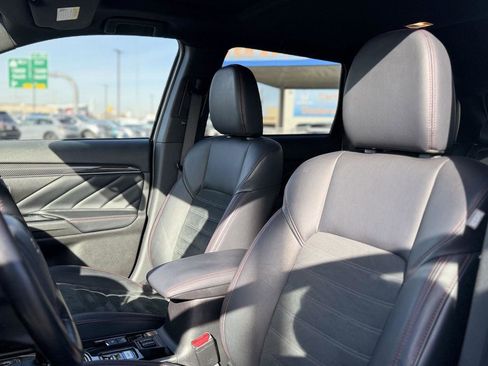 Used 2022 Mitsubishi Outlander LE image 16