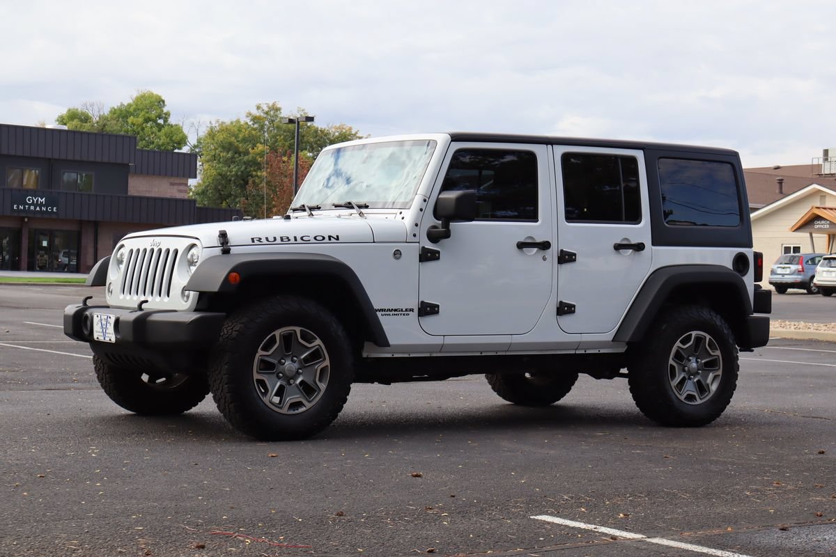 Used 2015 Jeep Wrangler Unlimited Rubicon w/ Connectivity Group AWD/4WD image 11