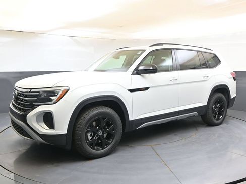 New 2026 Volkswagen Atlas Peak Edition AWD/4WD image 2