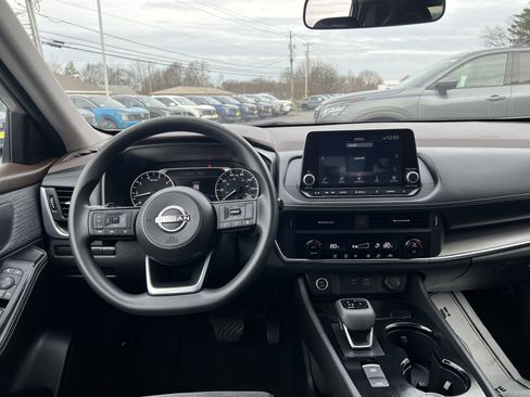 Used 2023 Nissan Rogue SV image 5