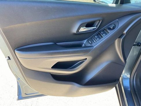 Used 2022 Chevrolet Trax LS w/ Tint and Cruise Package image 10