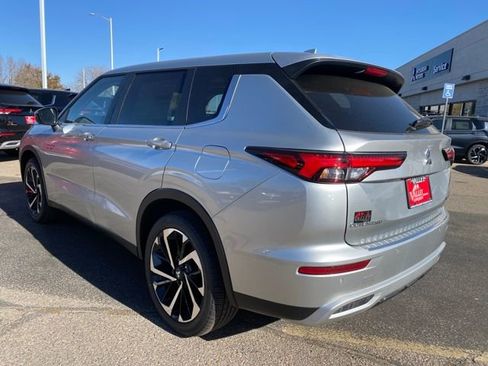 New 2025 Mitsubishi Outlander SE image 3