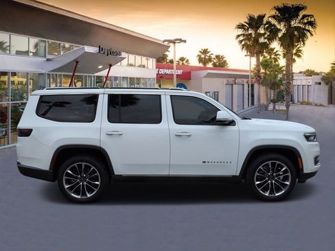 Used 2022 Jeep Wagoneer Series III w/ Premium Group I image 2