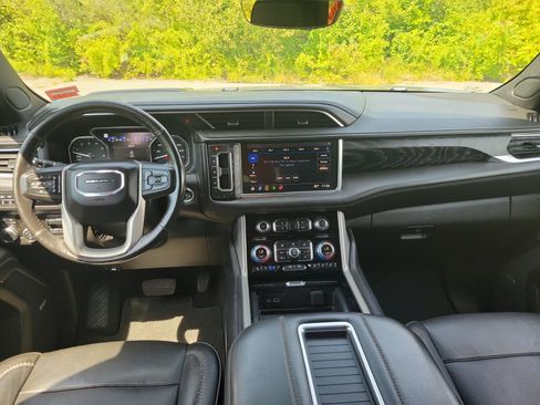 Used 2021 GMC Yukon XL Denali w/ Denali Premium Package AWD/4WD image 19