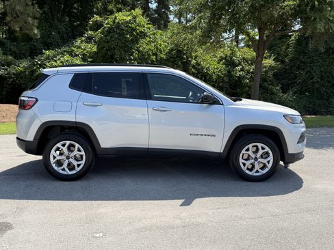 Used 2025 Jeep Compass Latitude AWD/4WD image 33