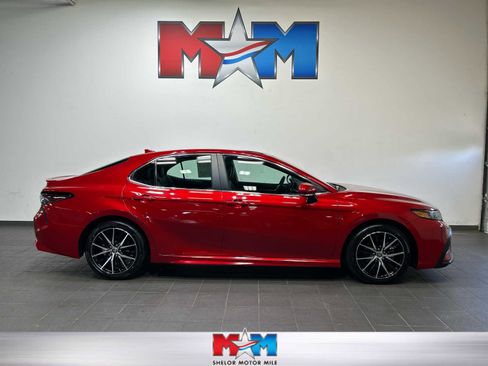 Used 2024 Toyota Camry SE FWD image 1