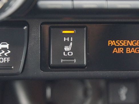 Used 2022 Toyota RAV4 XLE AWD/4WD image 8