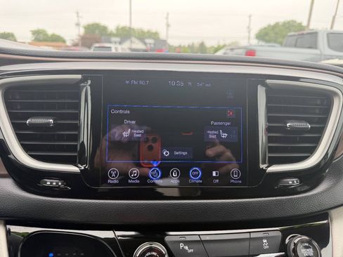 Used 2017 Chrysler Pacifica Touring-L FWD image 24