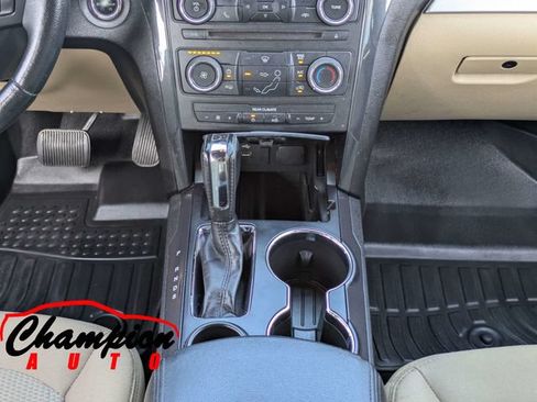 Used 2017 Ford Explorer XLT FWD image 23