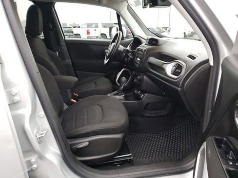 Used 2019 Jeep Renegade Latitude w/ Cold Weather Group image 19