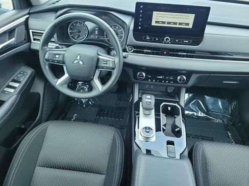 Used 2025 Mitsubishi Outlander ES FWD image 14