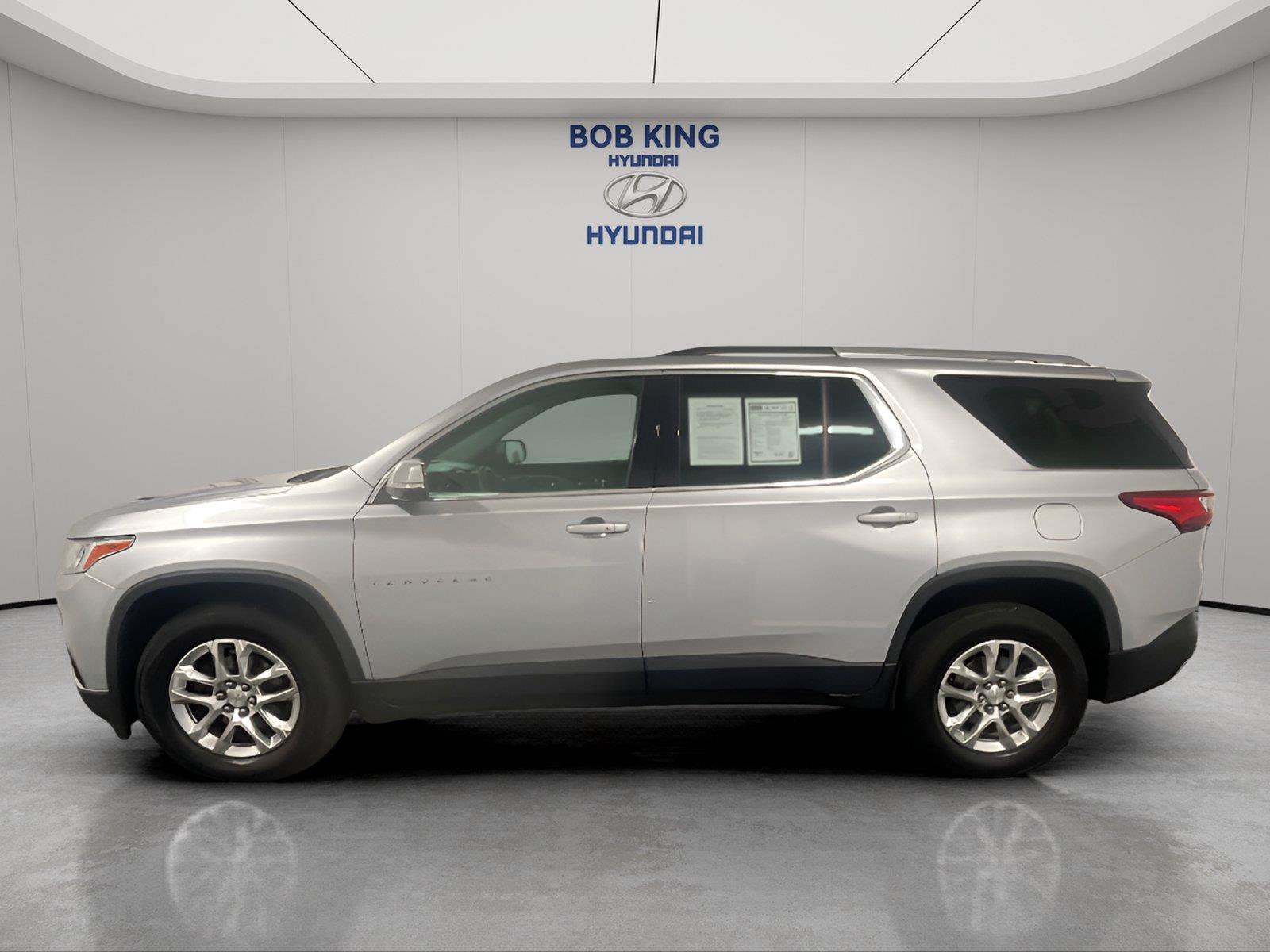 Used 2018 Chevrolet Traverse LT FWD image 2