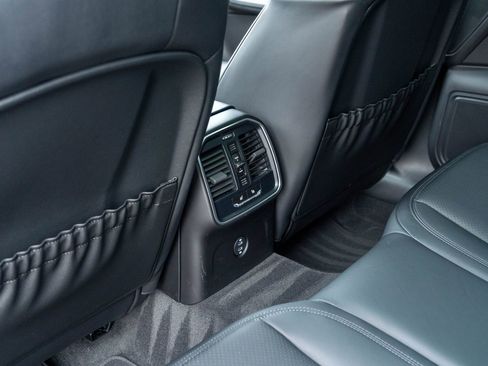 Certified 2025 Porsche Macan image 32