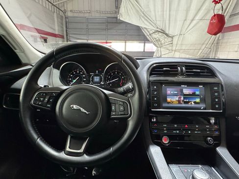 Used 2018 Jaguar F-PACE Premium image 16