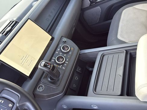 Used 2024 Land Rover Defender 130 X-Dynamic SE image 21