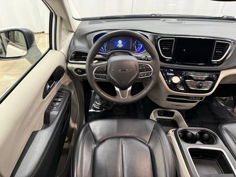 Used 2023 Chrysler Pacifica Touring-L image 14