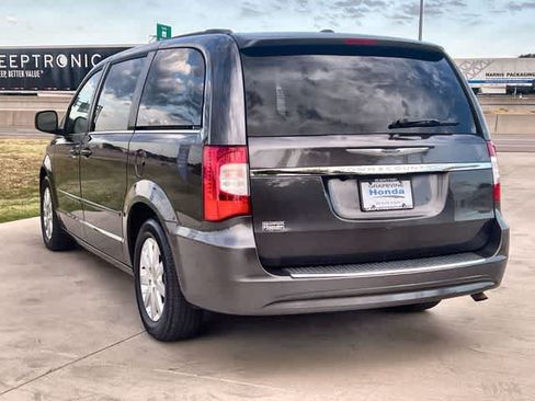 Used 2015 Chrysler Town & Country LX FWD image 5