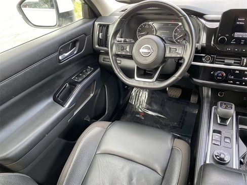 Used 2022 Nissan Pathfinder SL w/ Lighting Package (N92) image 17