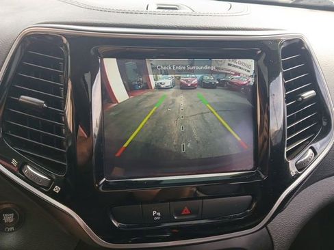 Used 2019 Jeep Cherokee Limited w/ Luxury Group image 24