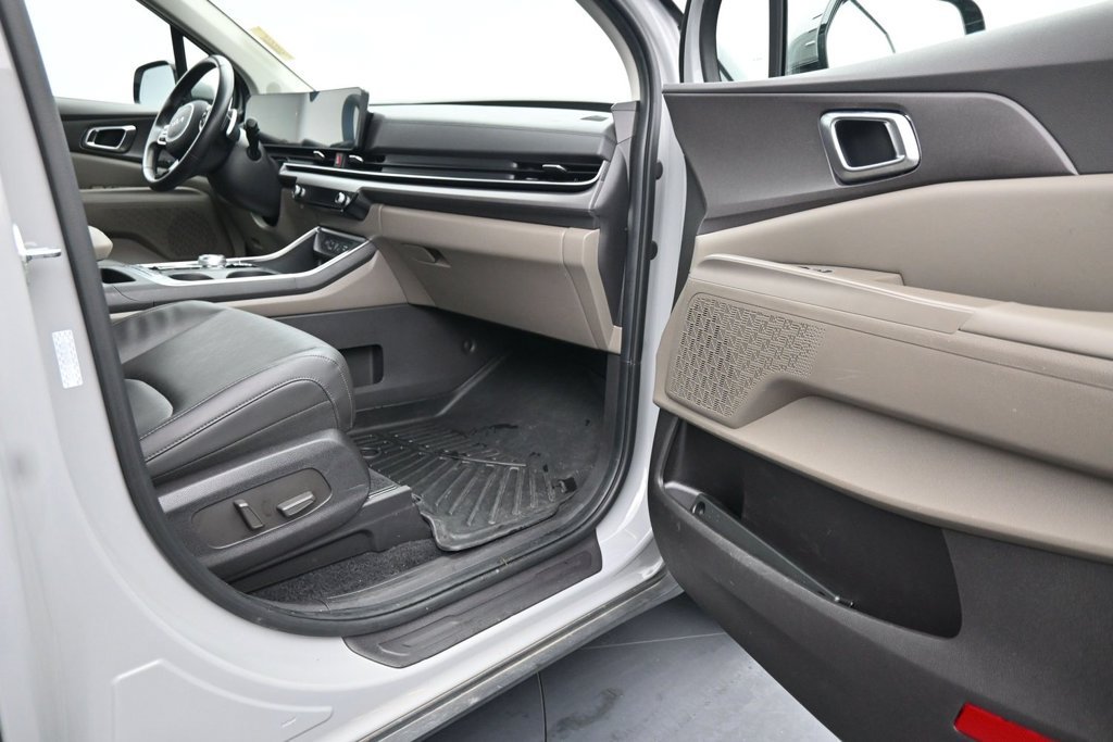 Used 2025 Kia Carnival EX FWD image 12