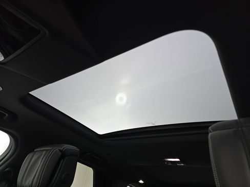 Used 2024 Land Rover Discovery Dynamic SE image 31