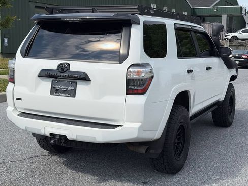 Used 2021 Toyota 4Runner Venture w/ Moonroof Package AWD/4WD image 8