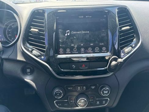 Used 2019 Jeep Cherokee Limited FWD image 9